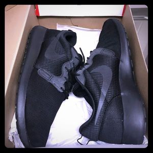 Nike Women’s Rosherun Hyper, Sz 9, Triple Black.